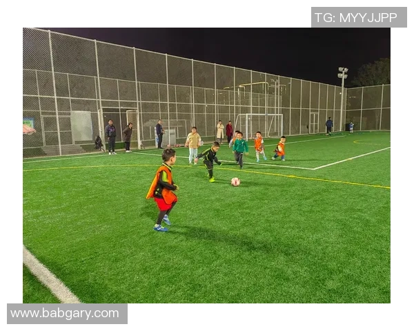 小女孩足球明星的成长之路与梦想追逐的精彩故事