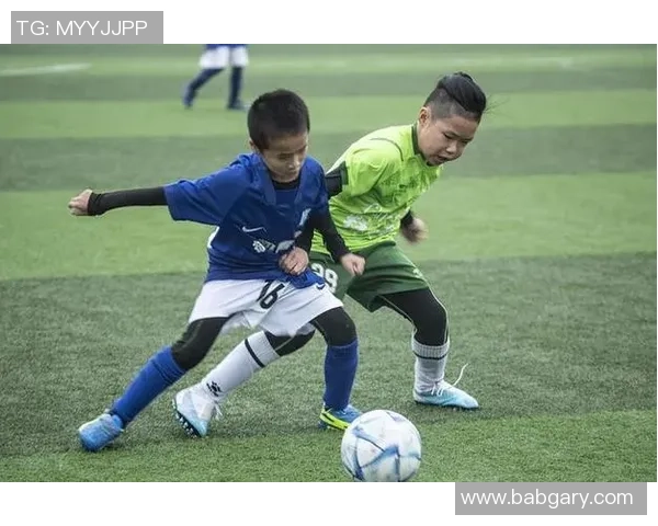 足球明星携子共踢球场传承热爱与梦想的温馨瞬间